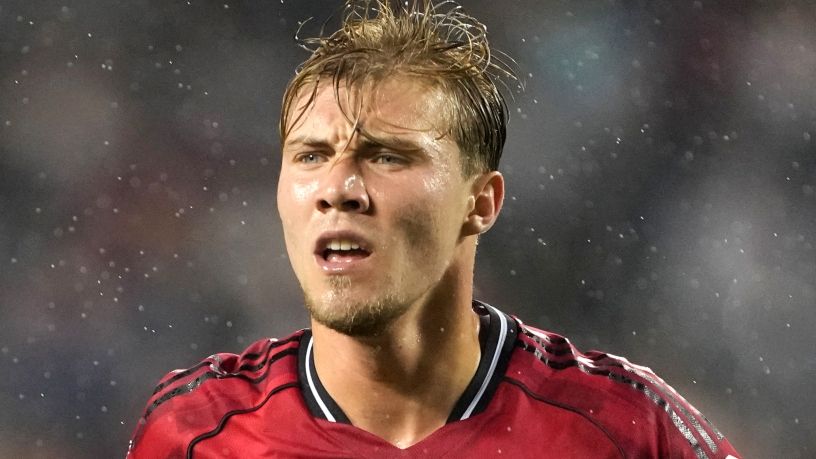 Manchester United Player Advised to Leave Ruben Amorim's Squad Amid Transfer Challenges