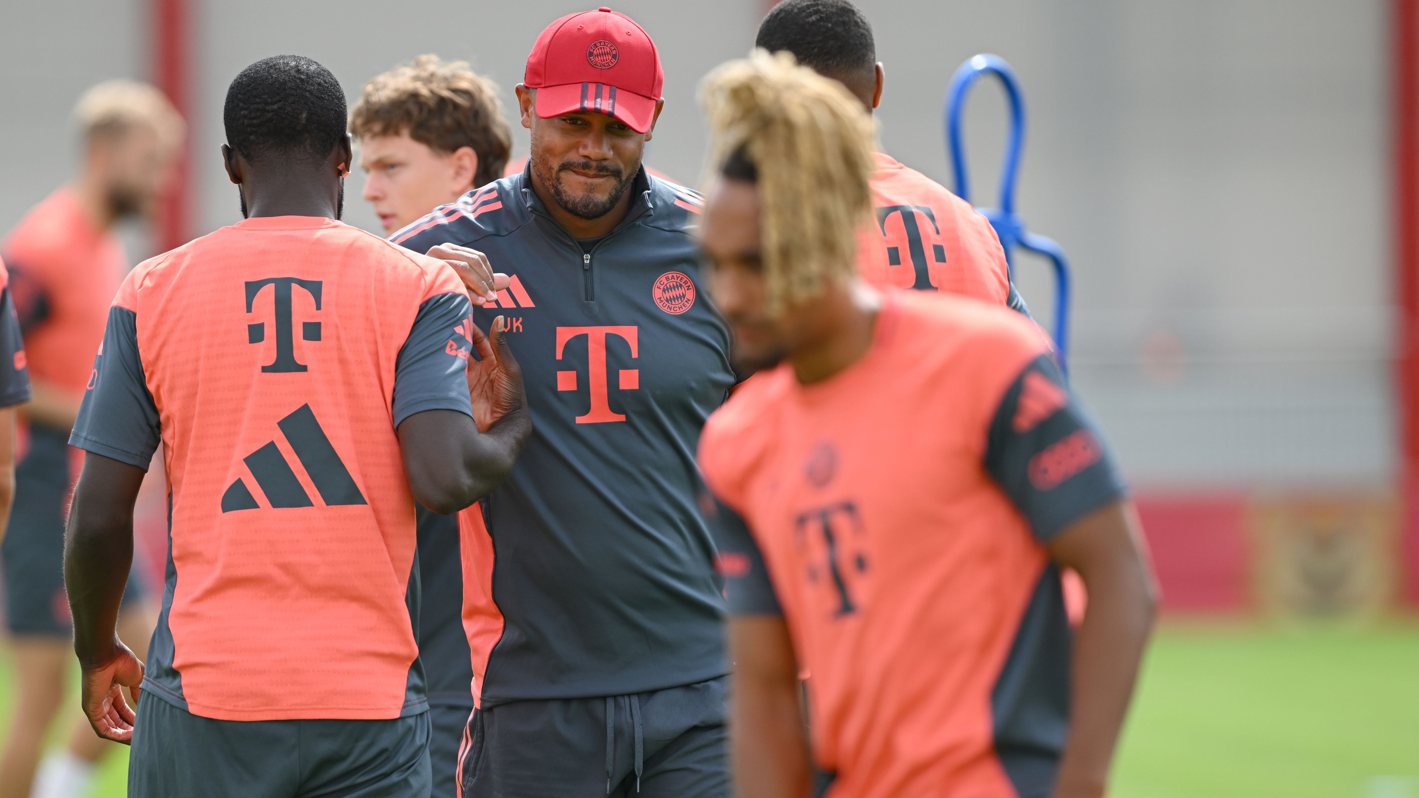 Bayern Munich and Manchester United: Leadership Deficiencies Hampering Transfer Prospects, as a Former Coach Identifies the Sole Comparable Team