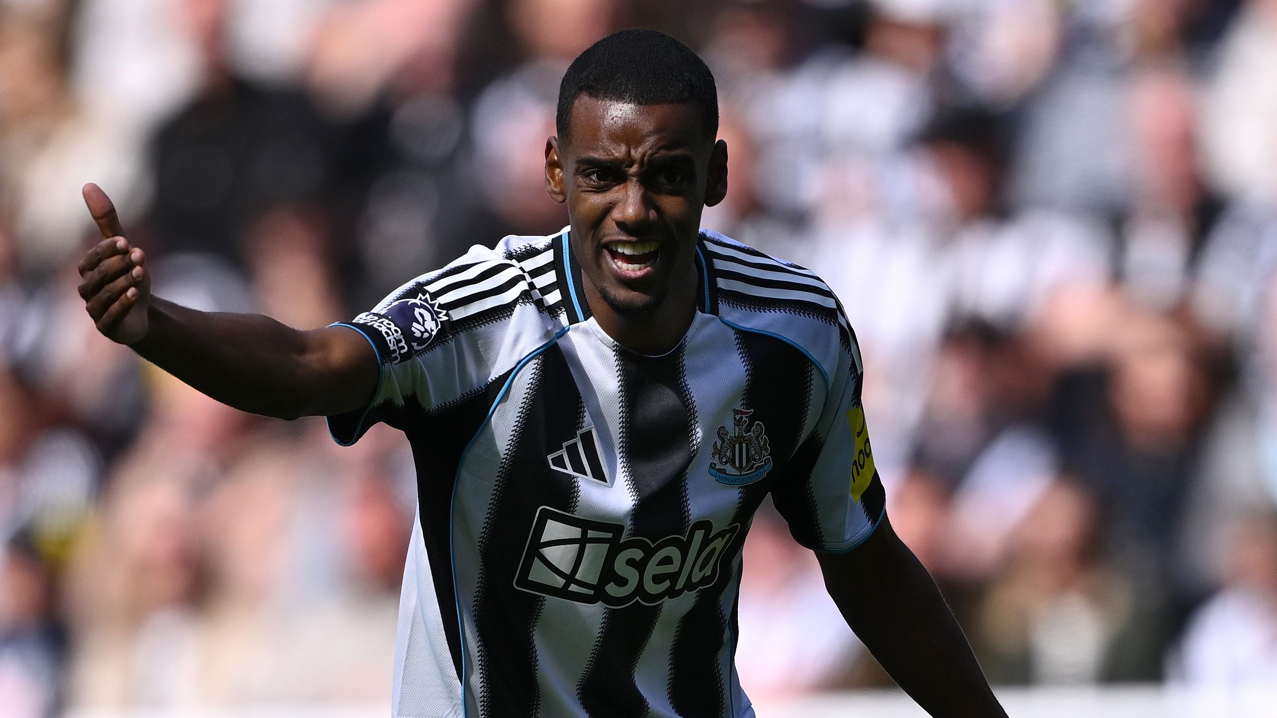 Alexander Isak Encounters Criticism Amid Newcastle Transfer Dispute and Liverpool Interest