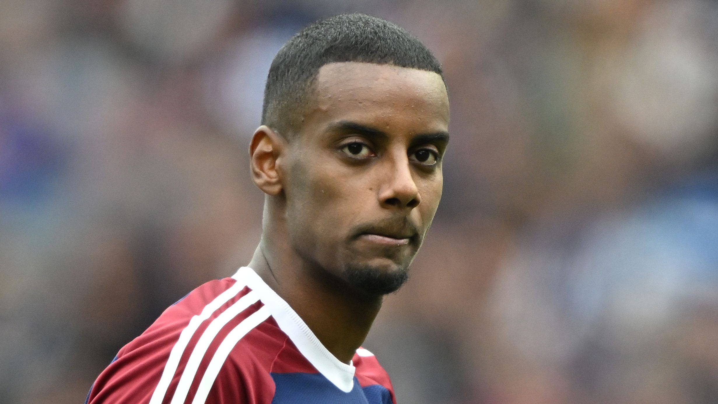 Eddie Howe Urges Swift Resolution for Alexander Isak's Newcastle Future and Supports Fans' Right to Their Chant Ahead of Key Match Against Liverpool