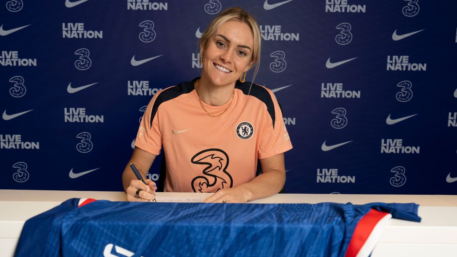 Acquiring Fridolina Rolfo: Manchester United's Strategic Move to Compete – BALLBB Evaluates the Top Women's Transfers in the 2025 Summer Window