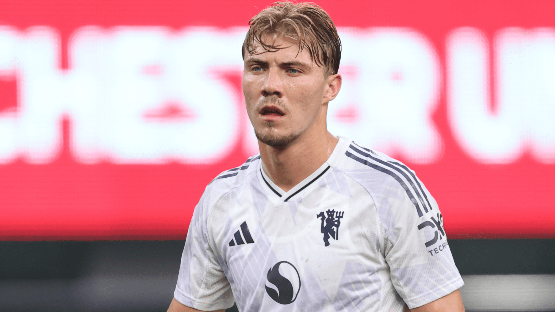 Rasmus Højlund's Father in Transfer Discussions with Manchester United Amid AC Milan's Interest Before the Premier League Season