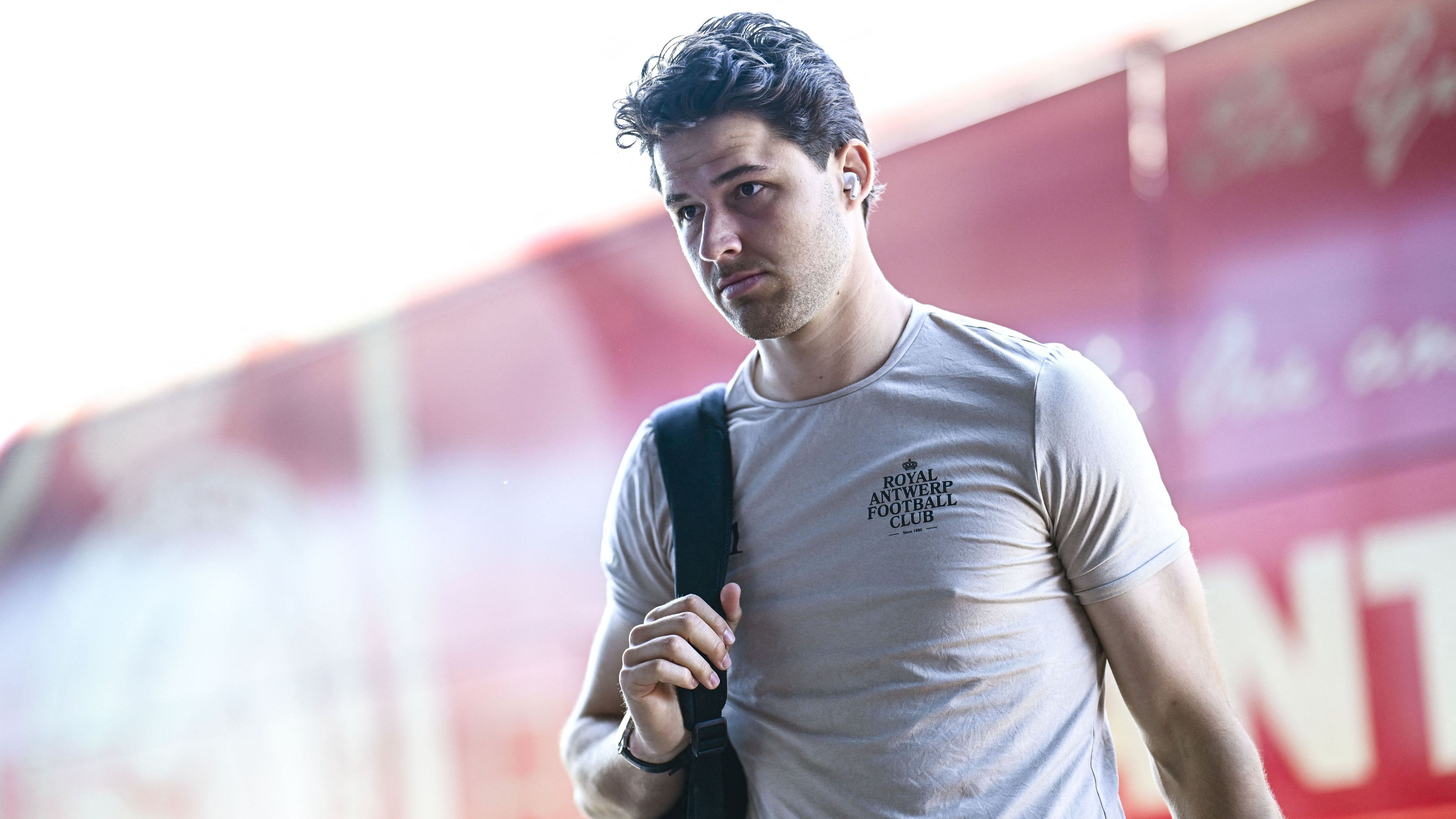 Manchester United Advances Talks for Senne Lammens as Antwerp Aims to Secure Transfer Progress