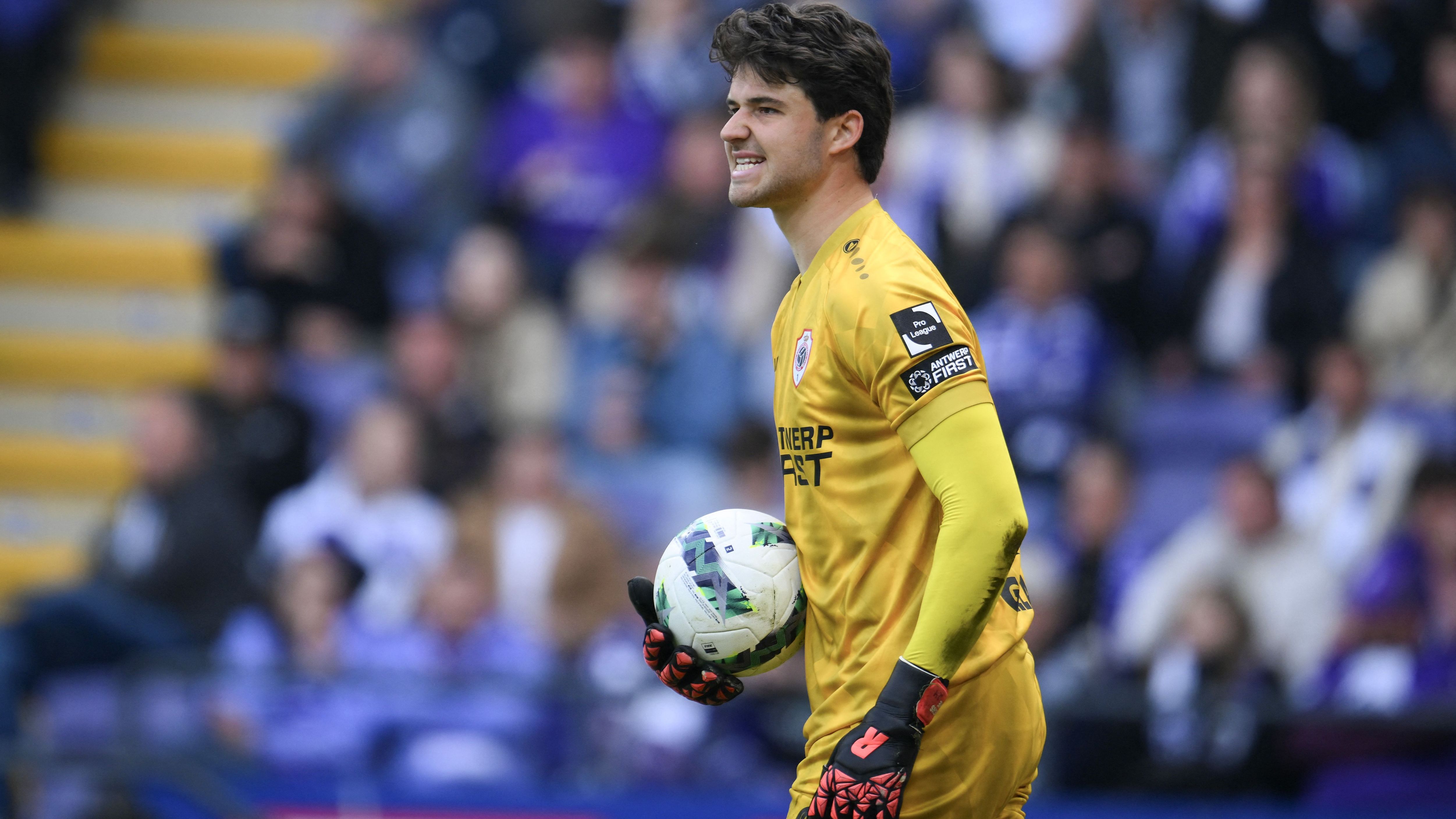 Manchester United Advances Talks for Senne Lammens as Antwerp Aims to Secure Transfer Progress