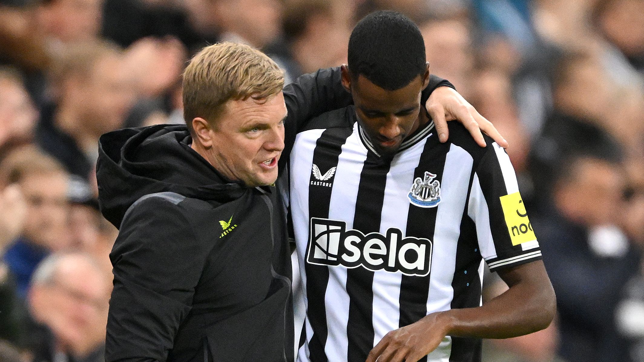 Arne Slot Discloses Messages to Eddie Howe Amid Alexander Isak Transfer Discussions, as Liverpool Manager Prepares for Intense Match at St James' Park