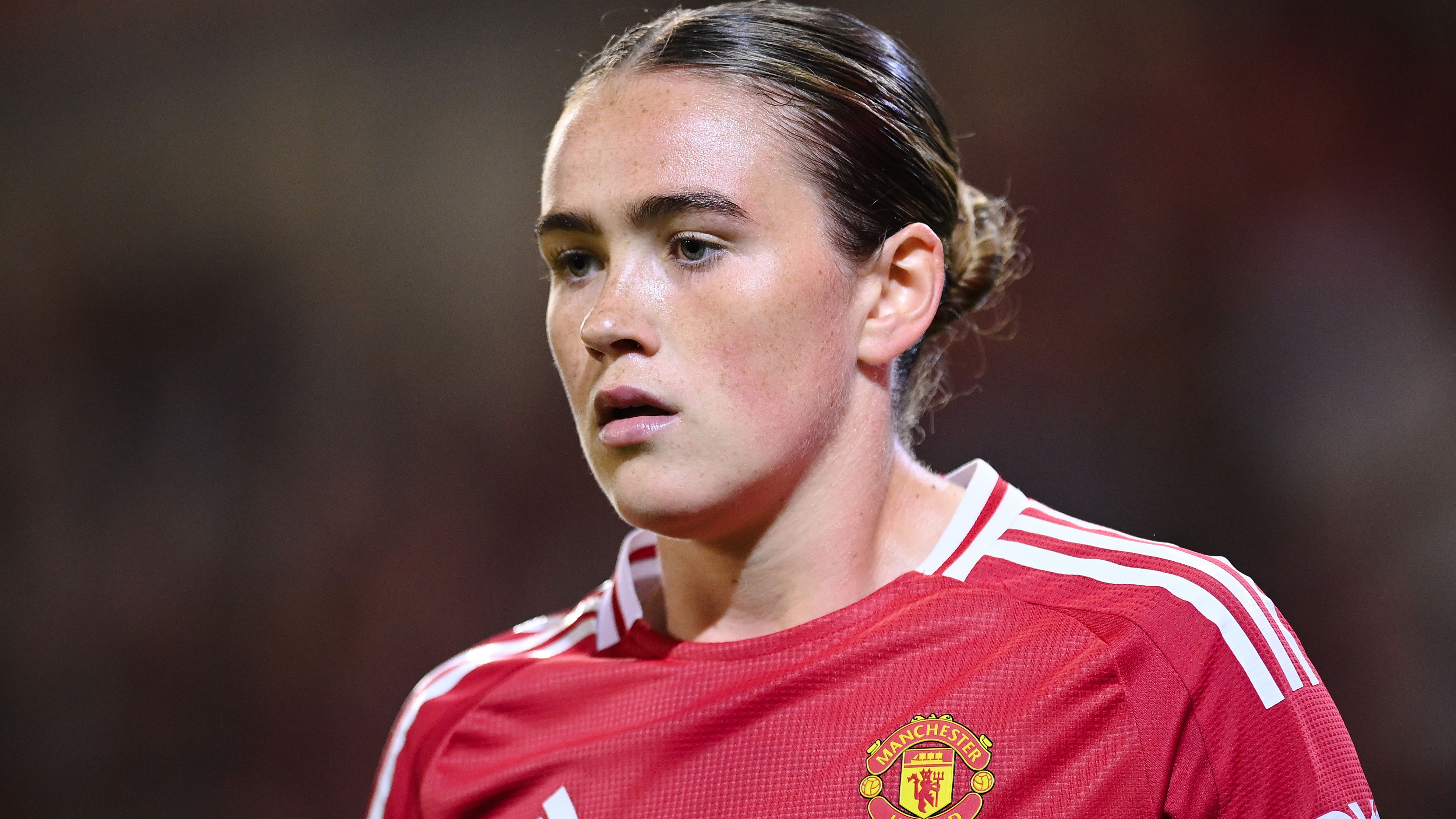 Manchester City Targets England Lionesses Midfielder Grace Clinton as Contract Extension with Manchester United Remains Unsigned