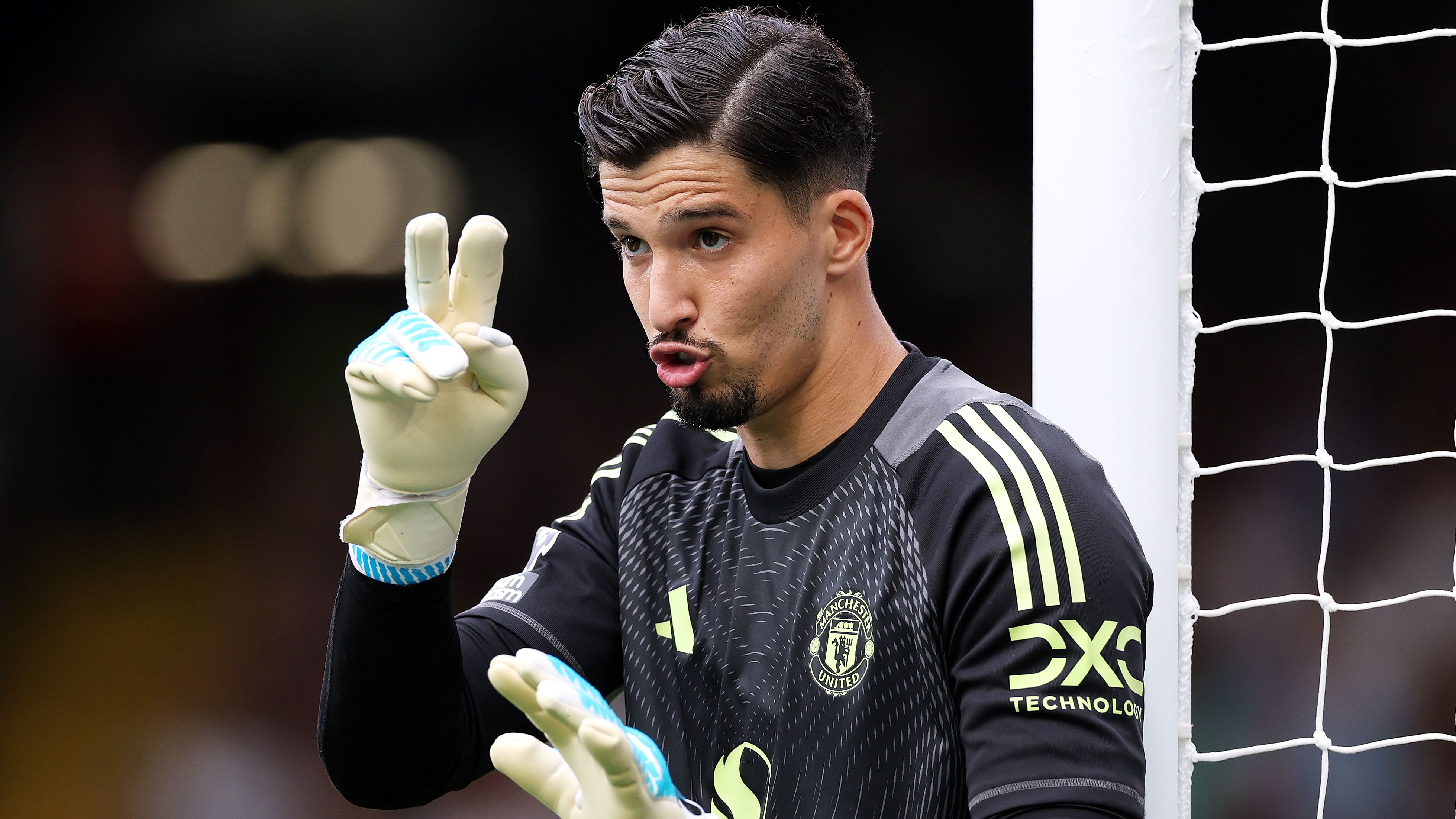 Rio Ferdinand names the Altay Bayindir weakness that is harming Manchester United after Fulham draw