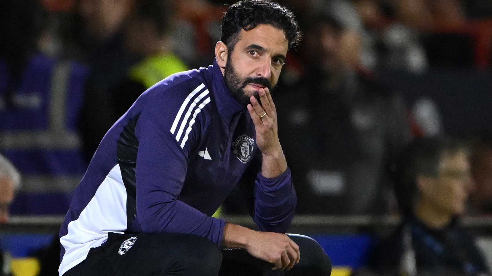 Rubén Amorim ofrece otra disculpa a los aficionados del Manchester United en unas breves notas del programa de 95 palabras antes del crucial partido contra el Burnley.