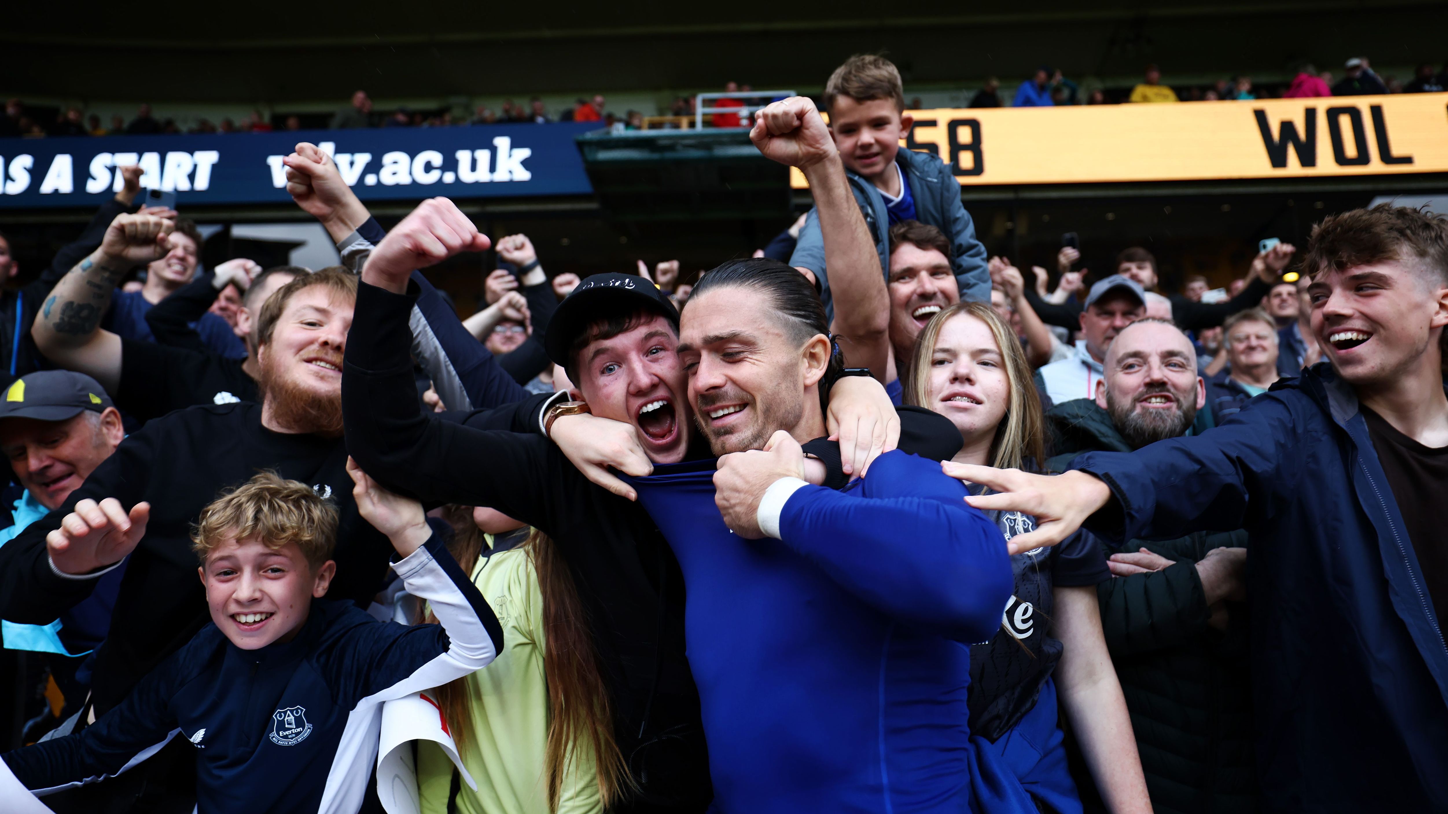 Jack Grealish celebra su traspaso al Everton con una larga actuación en Suecia, cautivando a los aficionados.