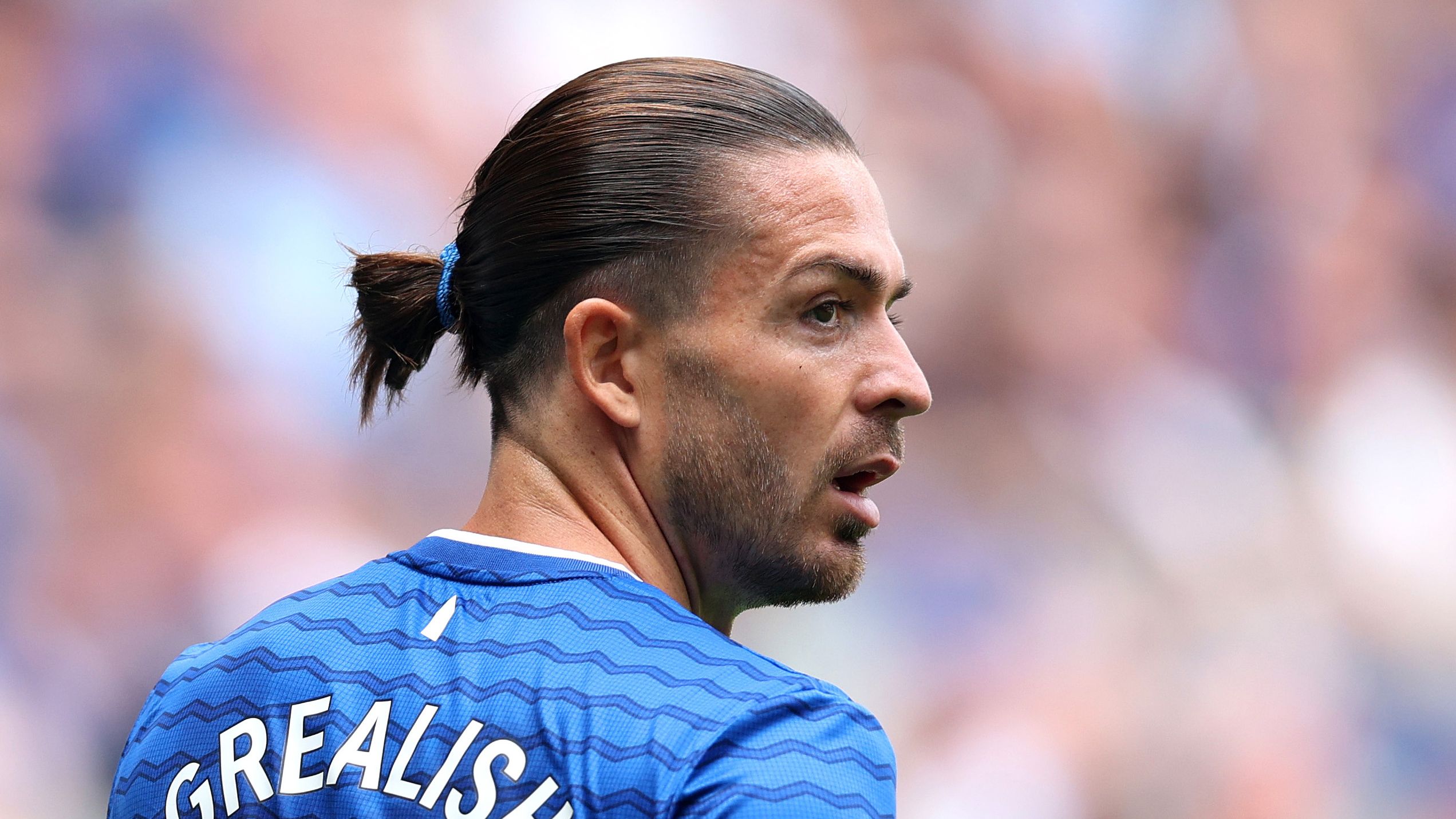 Jack Grealish celebra su traspaso al Everton con una larga actuación en Suecia, cautivando a los aficionados.