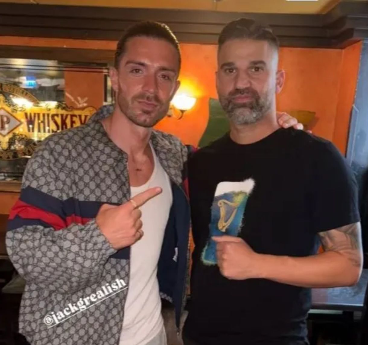 Jack Grealish celebra su traspaso al Everton con una larga actuación en Suecia, cautivando a los aficionados.