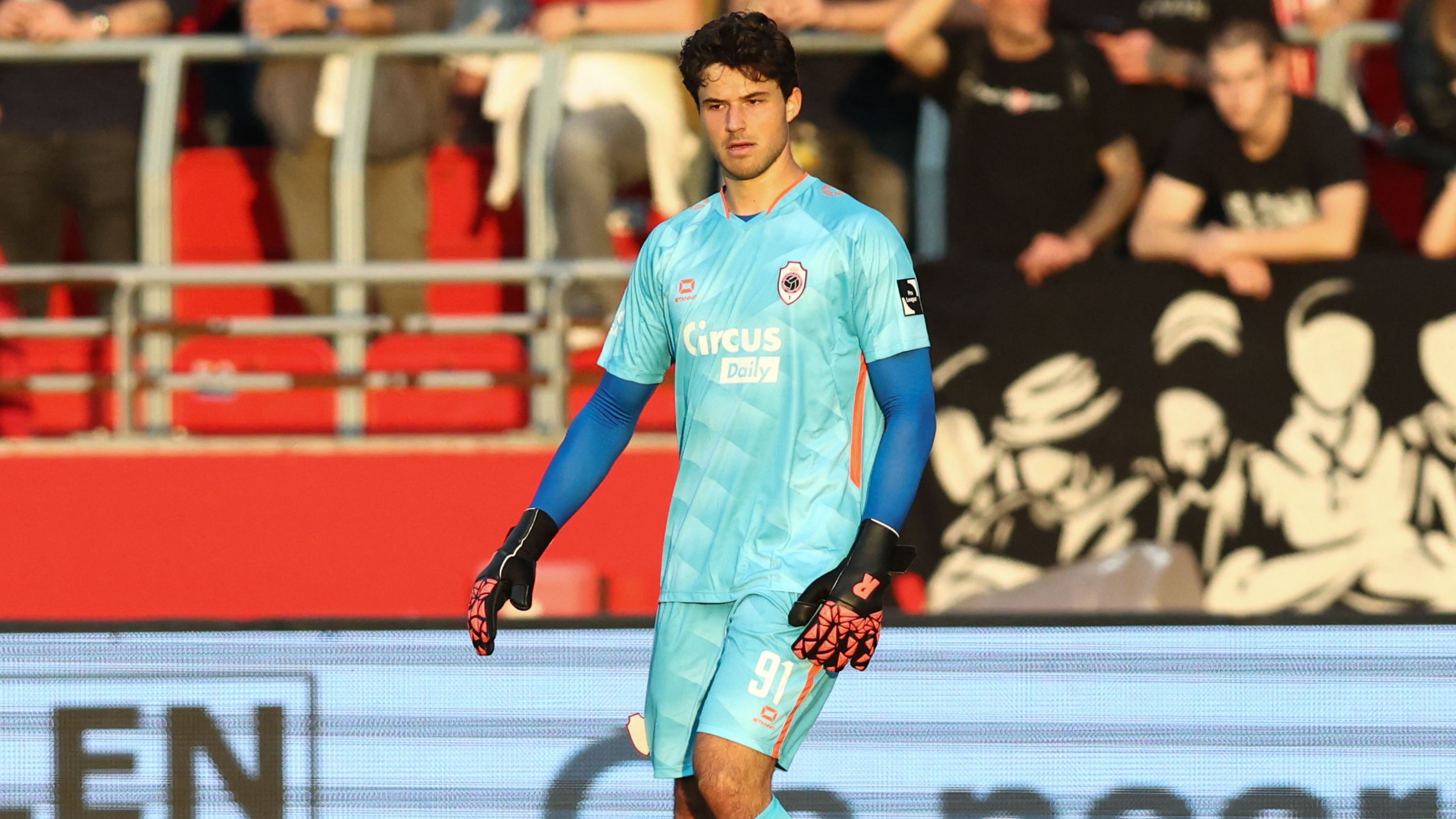 Senne Lammens' Unauthorized Departure: Royal Antwerp Disappointed by Unapproved Manchester United Pursuit