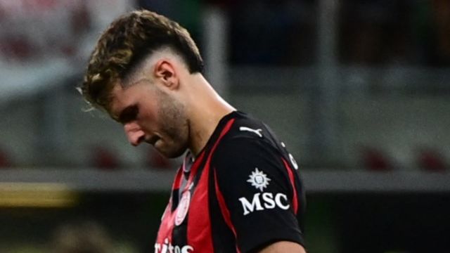 Santiago Giménez's Father Criticizes AC Milan's Transfer Confusion as €40 Million Signing Declines Roma Swap to Pursue Childhood Ambition